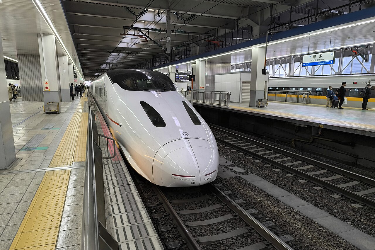 博多駅に停車する九州新幹線800系