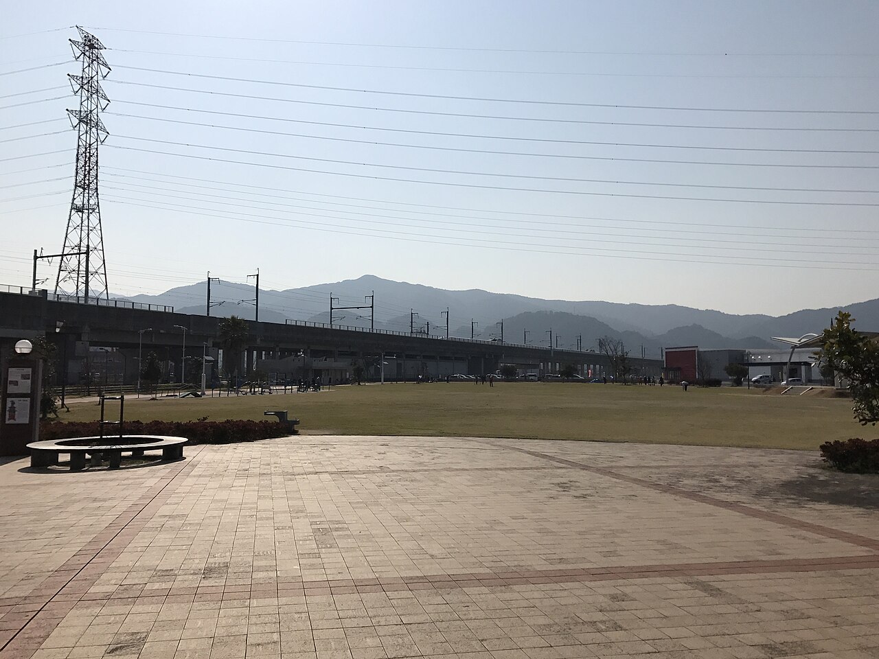 新八代駅付近を走る九州新幹線