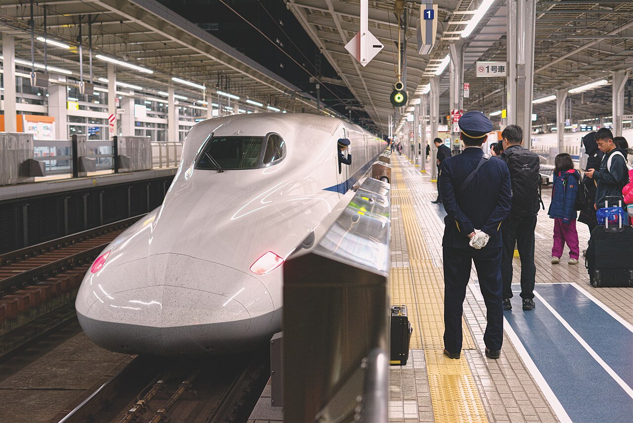 新大阪駅を発車するN700系新幹線