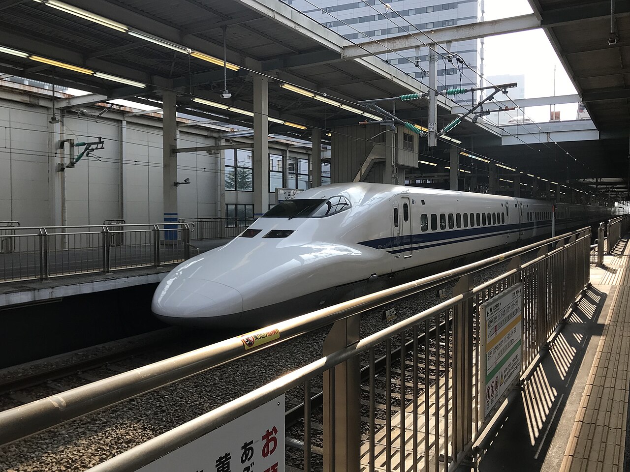 広島駅に停車する山陽新幹線